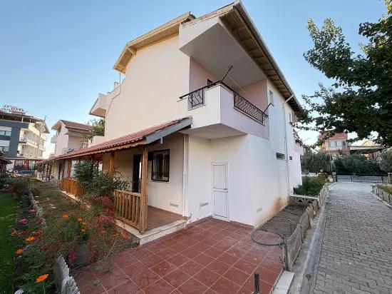Freistehend mit Garten, 3+1 Villa, In Gümüldür am Meer, zu verkaufen.