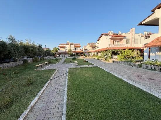 Freistehend mit Garten, 3+1 Villa, In Gümüldür am Meer, zu verkaufen.