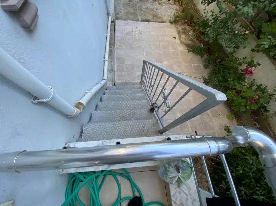 Im Zentrum von Ürkmez Erdgeschoss 2 + 1 voll möblierte Wohnung