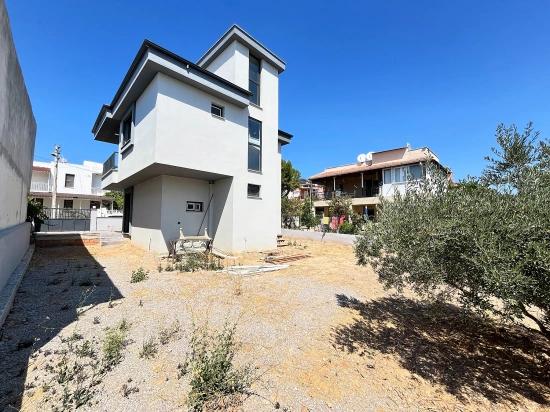Freistehende Villa Mit 3 Schlafzimmern Und Einem Zusätzlichen Zimmer (Elternschlafzimmer) Auf Einem 390 M² Großen Garten In Seferihisar Doganbey Zu Verkaufen
