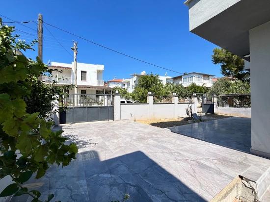 Freistehende Villa Mit 3 Schlafzimmern Und Einem Zusätzlichen Zimmer (elternschlafzimmer) Auf Einem 390 M² Großen Garten In Seferihisar Doganbey Zu Verkaufen
