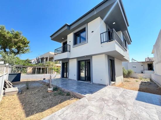 Freistehende Villa Mit 3 Schlafzimmern Und Einem Zusätzlichen Zimmer (elternschlafzimmer) Auf Einem 390 M² Großen Garten In Seferihisar Doganbey Zu Verkaufen
