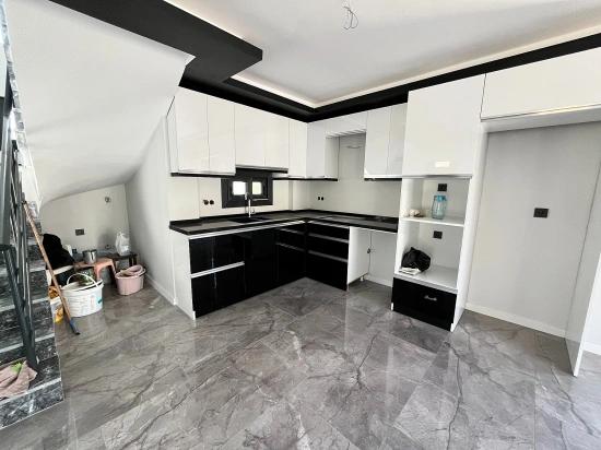 Freistehende Villa Mit 3 Schlafzimmern Und Einem Zusätzlichen Zimmer (elternschlafzimmer) Auf Einem 390 M² Großen Garten In Seferihisar Doganbey Zu Verkaufen