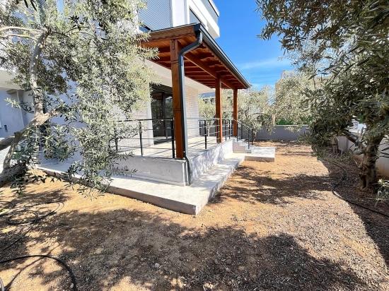 Brandneue, Freistehende 3+1-Zimmer-Villa Mit Großem Garten In Seferihisar Doğanbey Zu Verkaufen