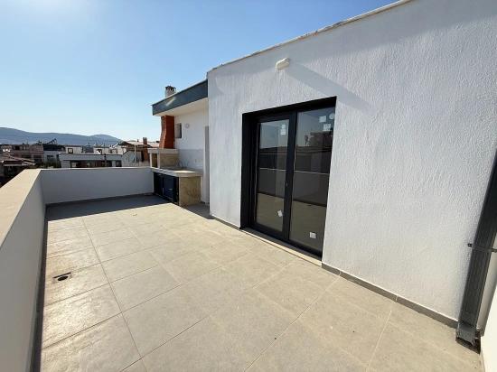 3+1 Villa Mit Brandneuem Garten In Seferihisar Doğanbey, In Meeresnähe, Zu Verkaufen