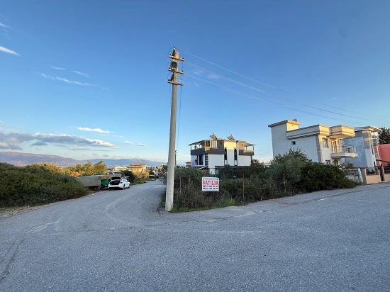 285 Quadratmeter Großes Eckgrundstück Mit Baugenehmigung In Seferihisar Doğanbey Zu Verkaufen