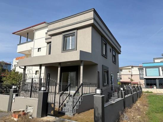 Nur Brandneue Freistehende 3+1-Zimmer-Villa Mit Garten In Doğanbey, Seferihisar Zu Verkaufen.