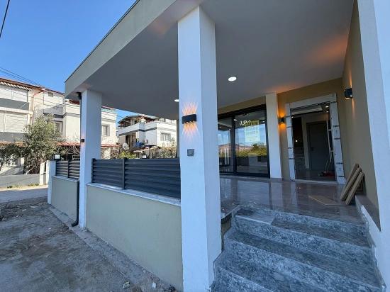 Luxuriöse, Brandneue 3+1-zimmer-villa Mit Garten In Meeresnähe In Doğanbey, Seferihisar, Zu Verkaufen.
