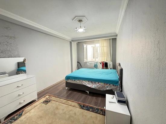 2 + 1 Zwischengeschoss, Separate Küche, 90 M² Große Wohnung Im Zentrum Von Seferihisar Ürkmez