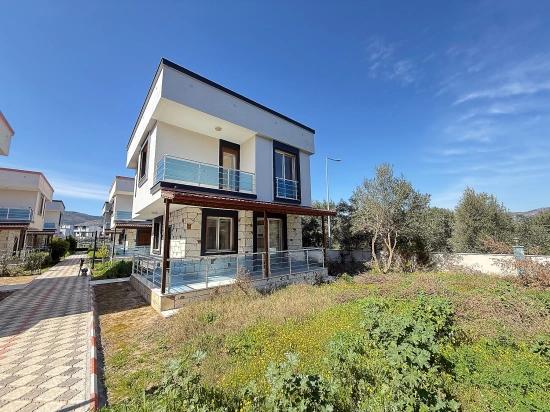 In Seferihisar Doğanbey Zu Verkaufen: Einzelnes, Unabhängiges, Großes, Gartenumschlossenes 3+1 Villenhaus