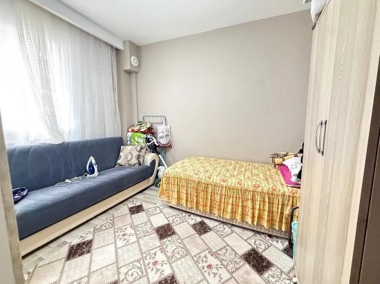 2+1 Wohnung Zum Verkauf Im Mittleren Stockwerk Im Zentrum Von Ürkmez, Seferihisar