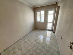 Großzügige 2+1-Zimmer-Wohnung Im Mittleren Stockwerk Im Zentrum Von Ürkmez, In Meeresnähe, Zu Verkaufen.