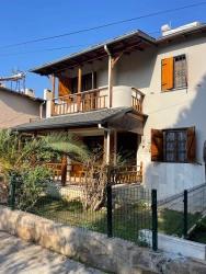 3+1 Maisonette-Villa Mit Garten In Seferihisar Ürkmez, Direkt Am Meer Zu Verkaufen.
