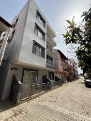 2+1 Wohnung Zum Verkauf Im Mittleren Stockwerk Im Zentrum Von Ürkmez, Seferihisar