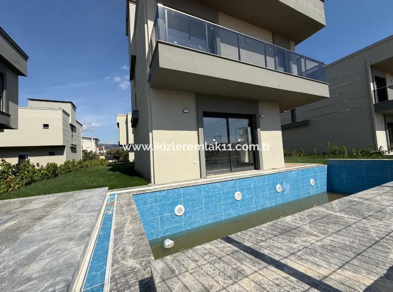 3 In 1 Villa Mit Null Pool Zum Verkauf Mit Großem Garten In Doganbey, Seferihisar