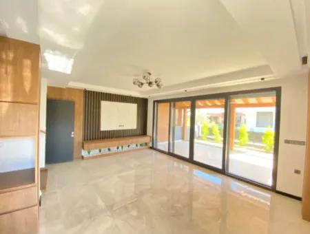 3 1 Villa Mit Neuem Grossen Garten Zu Verkaufen In Seferihisar Doganbey