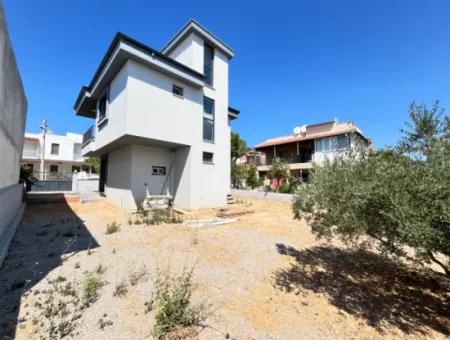 Freistehendes 3 1 Elternhaus In Einem Garten Von 390 M2 Zum Verkauf In Doganbey, Seferihisar
