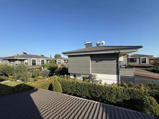In Ürkmez Doğanbey Befindet Sich Ein Freistehendes Haus Mit Pool, 3+1, Separate Küche, Großer Garten