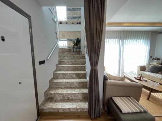 Seferihisar In Bengiler, Am Meer, Im Poolkomplex Zu Verkaufen 3+1 Doppelgeschosswohnung!