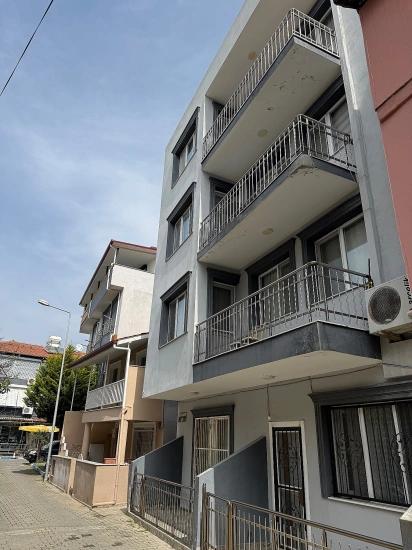 2+1 Wohnung Zum Verkauf Im Mittleren Stockwerk Im Zentrum Von Ürkmez, Seferihisar
