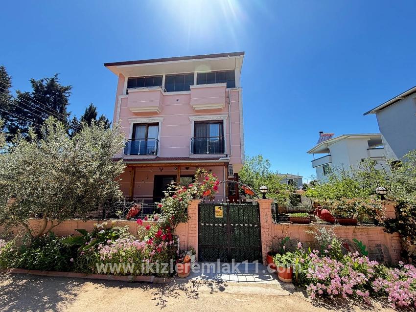 4+1 Bedroom Detached house For sale in Cumhuriyet Nbh. Seferihisar Doğanbey - 300 m²
