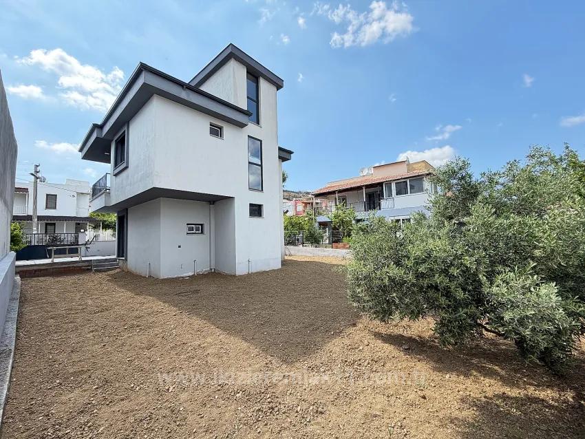 370 M2 Garden, Single Detached 3+1 Villa Near The Sea In Doğanbey