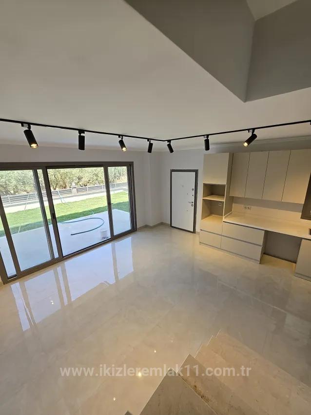 In Gümüldür İnönü Neighbourhood, 450 Metres To The Sea, Spacious Garden Zero 4+1!