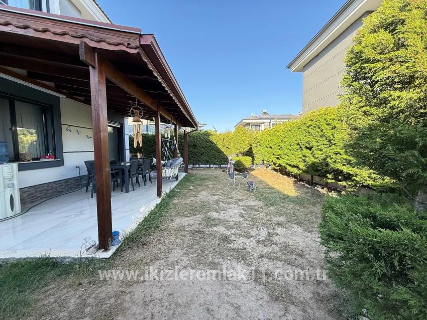 In Ürkmez Doğanbey, Detached House with Pool 3+1 Separate Kitchen Large Garden