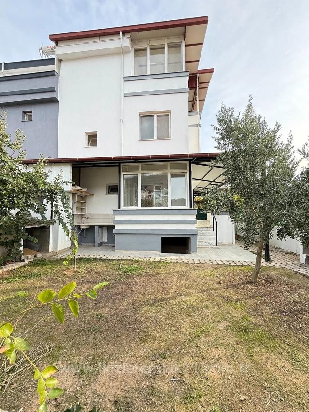 4+1 Villa With Large Garden For Sale In Seferihisar Doğanbey Center