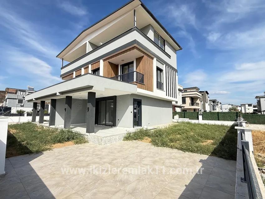 3+1 Bedroom Villa For sale in Cumhuriyet Nbh. Seferihisar Doğanbey - 180 m²