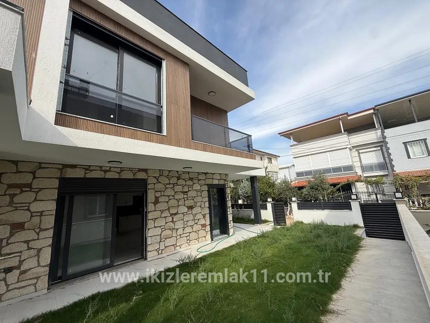 3+1 Bedroom Summerhouse For sale in Cumhuriyet Nbh. Seferihisar Doğanbey - 180 m²