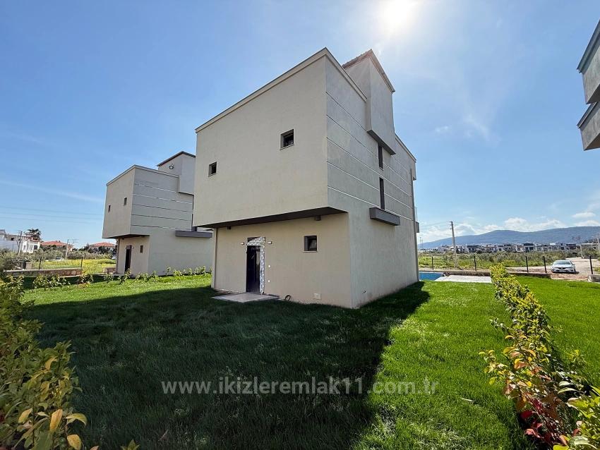 3+1 Duplex Summer House With Pool In Seferihisar Doğanbey