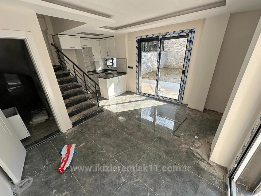 3+1 Duplex Villa With New Garden For Sale In Seferihisar Ürkmez Center