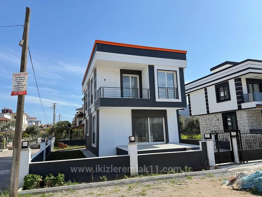 Single Detached 3+1 Duplex Villa On A 300 M2 Plot In Seferihisar Doğanbey