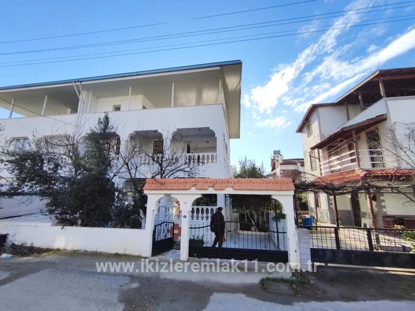 6+1 Bedroom Detached house For sale in Cumhuriyet Nbh. Seferihisar Doğanbey - 200 m²