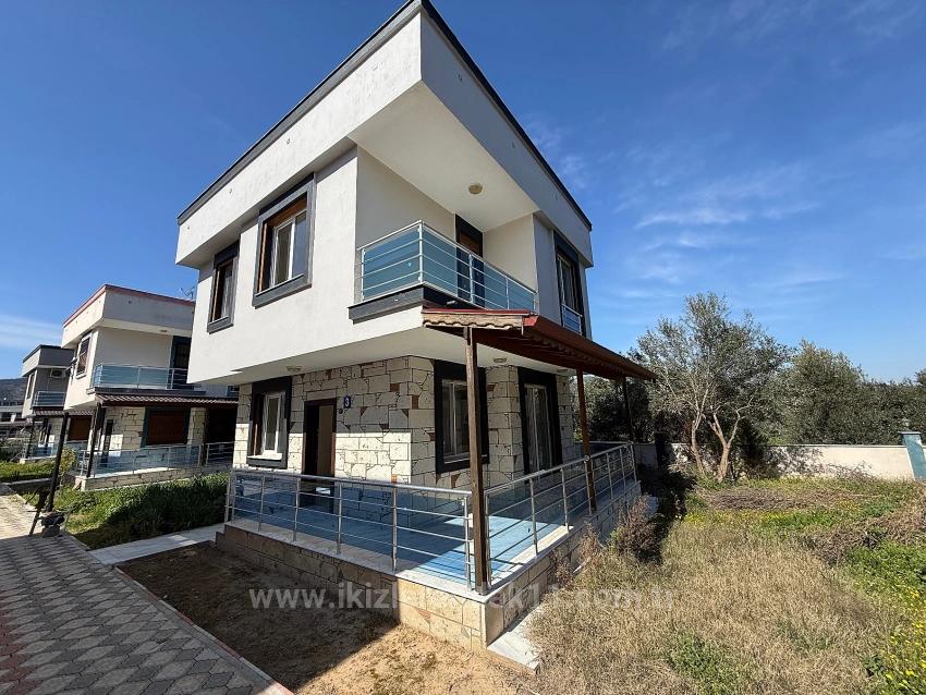 Single Detached 3+1 Villa With Large Garden For Sale In Seferihisar Doğanbey