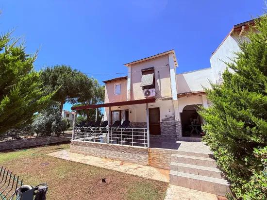 Seferihisar Doğanbey'de For Sale 3+1 50m From The Sea Garden Villa