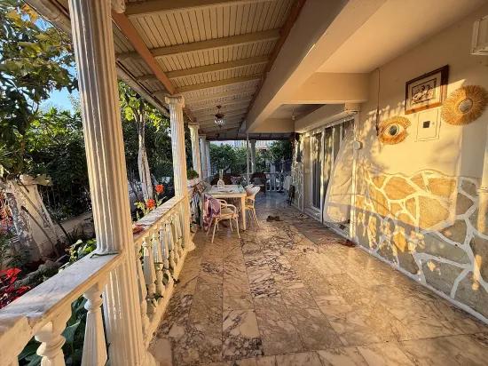 In Ürkmez, within the site, pool‑equipped 4+1 corner building, 400 m to the sea
