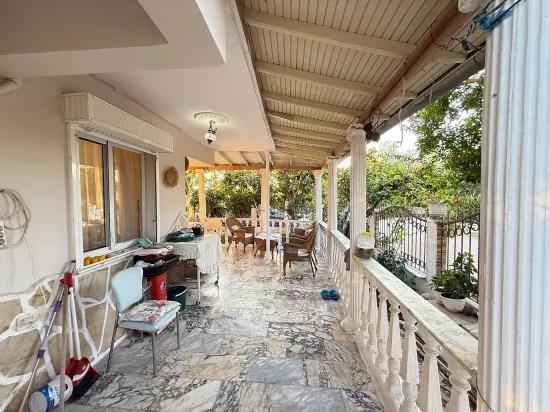 In Ürkmez, within the site, pool‑equipped 4+1 corner building, 400 m to the sea