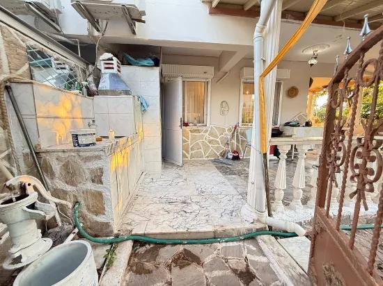 In Ürkmez, within the site, pool‑equipped 4+1 corner building, 400 m to the sea