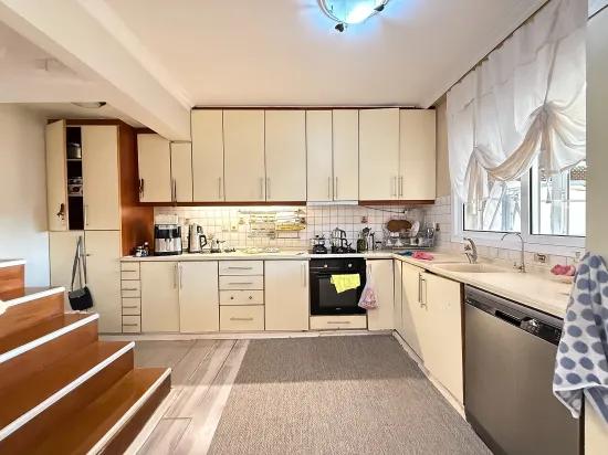 In Ürkmez, within the site, pool‑equipped 4+1 corner building, 400 m to the sea