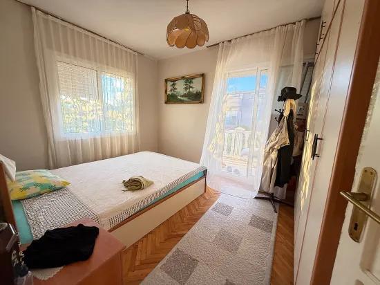 In Ürkmez, within the site, pool‑equipped 4+1 corner building, 400 m to the sea