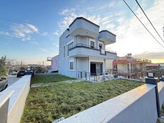 3+1 Corner Villa With Sea View And Separate Kitchen In Ürkmez