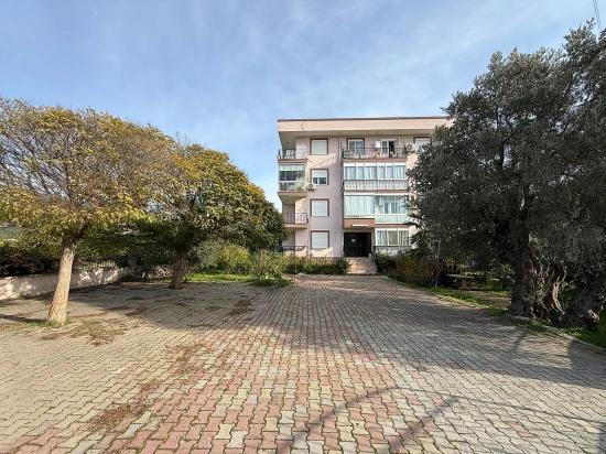 2+1 80m2 Apartment For Sale In Seferihisar Ürkmez Center, No Additional Renovation Needed