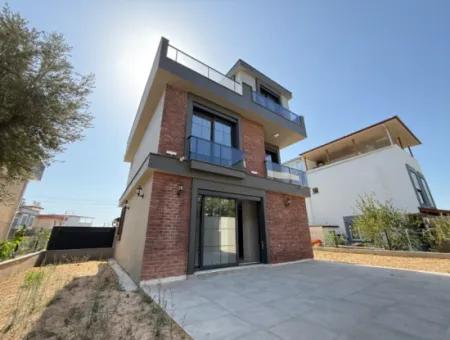 3 1 Villas With Zero Large Garden For Sale In Seferihisar Ürkmez