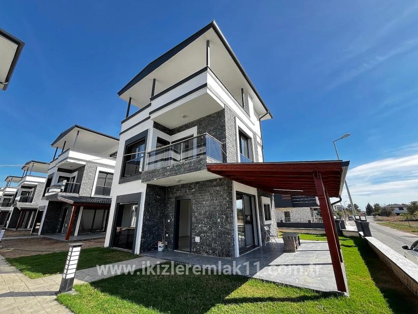 Для продажи Вилла 3+1 в Cumhuriyet Seferihisar Doğanbey - 180 m²
