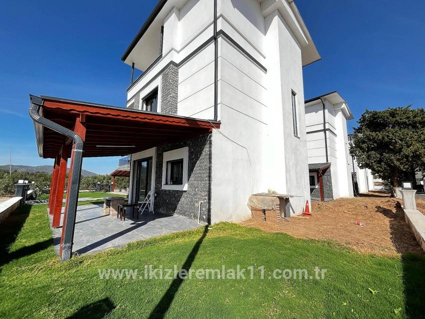 Для продажи Вилла 3+1 в Cumhuriyet Seferihisar Doğanbey - 180 m²