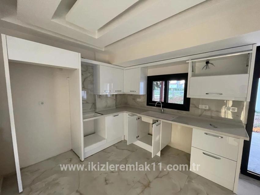 Для продажи Вилла 3+1 в Cumhuriyet Seferihisar Doğanbey - 180 m²