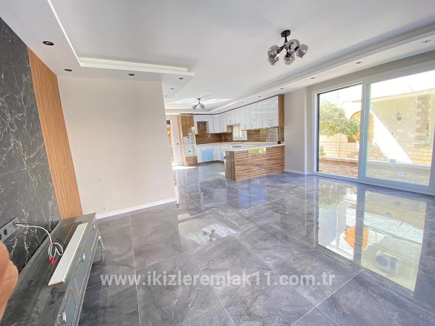 Для продажи Вилла 3+1 в Cumhuriyet Seferihisar Doğanbey - 200 m²
