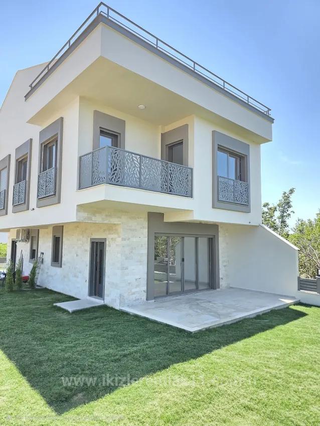 В Районе Гümüldür İnönü Квартал, До Моря 450 Метров, Просторный Сад, Новый 4+1!